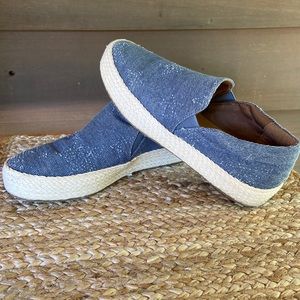Girls Blue Denim Slip On Sneakers -Excellent Used Condition- Super Cute! size 6